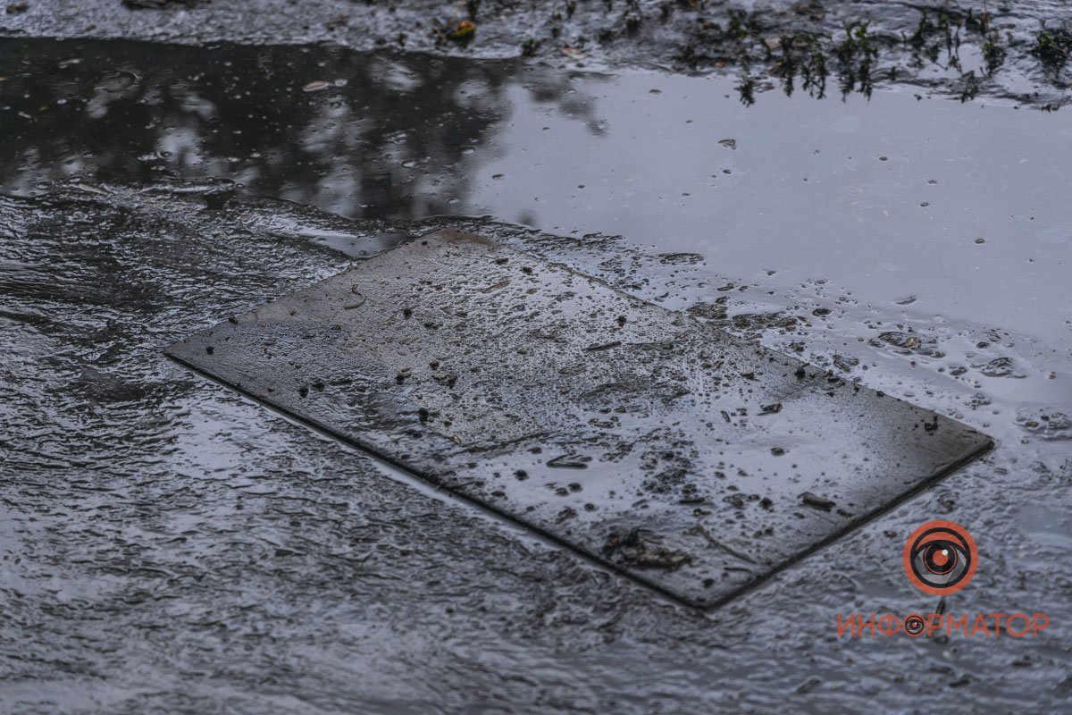 В Днепре на Бердянской прорвало коллектор: нечистоты залили рельсы и частные дома 12