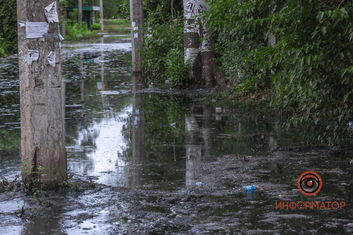 В Днепре на Бердянской прорвало коллектор: нечистоты залили рельсы и частные дома 13