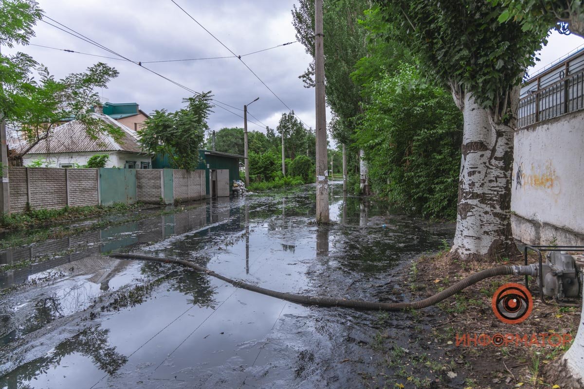 В Днепре на Бердянской прорвало коллектор: нечистоты залили рельсы и частные дома 14