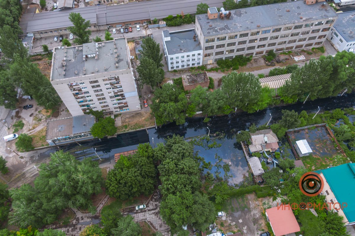 В Днепре на Бердянской прорвало коллектор: нечистоты залили рельсы и частные дома 15