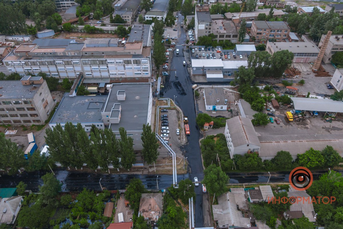 В Днепре на Бердянской прорвало коллектор: нечистоты залили рельсы и частные дома 16