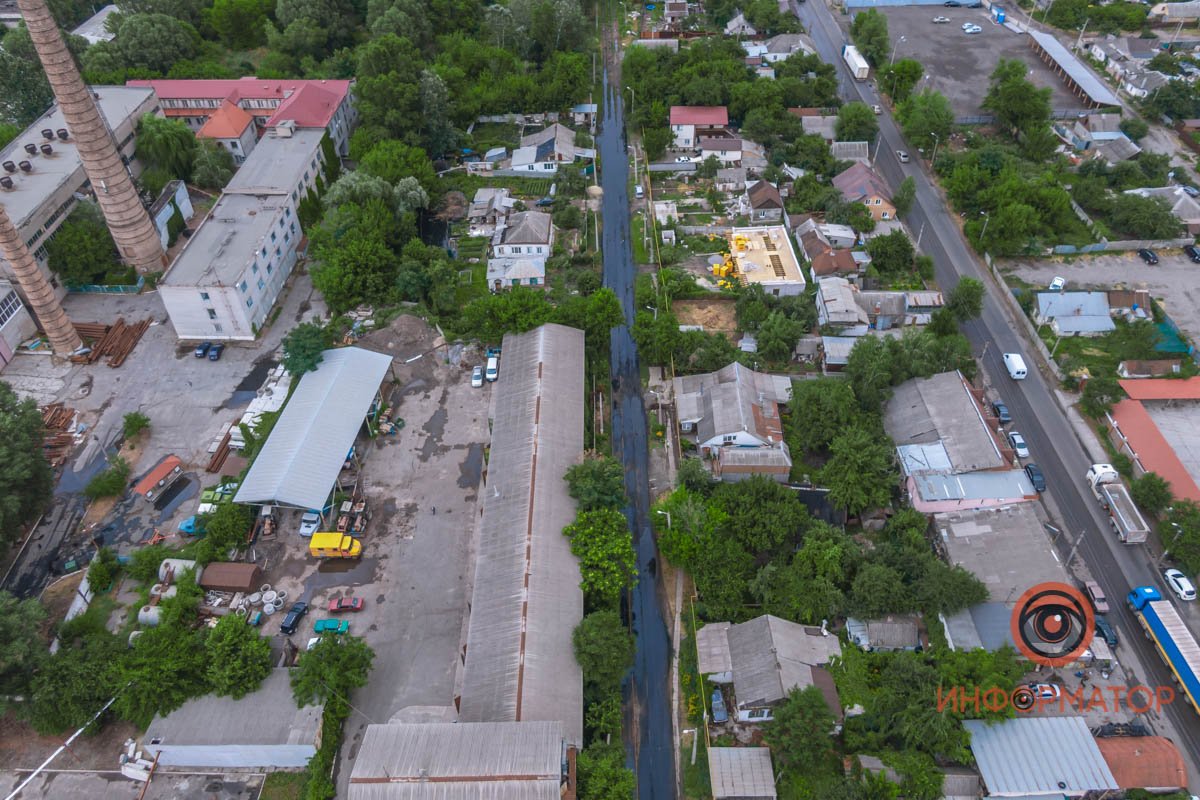 В Днепре на Бердянской прорвало коллектор: нечистоты залили рельсы и частные дома 17