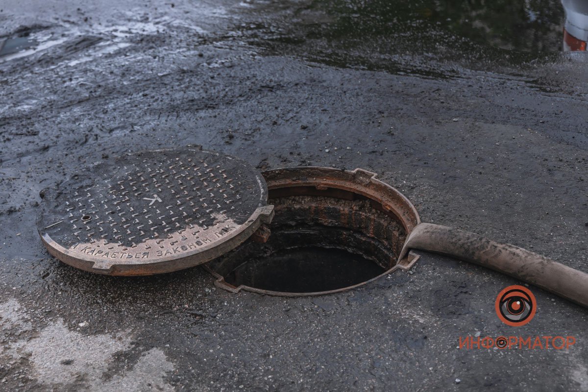 В Днепре на Бердянской прорвало коллектор: нечистоты залили рельсы и частные дома 18