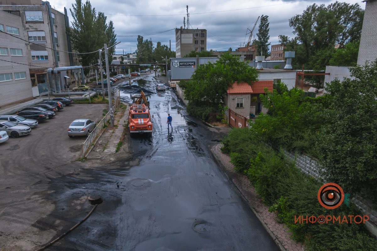 В Днепре на Бердянской прорвало коллектор: нечистоты залили рельсы и частные дома 19