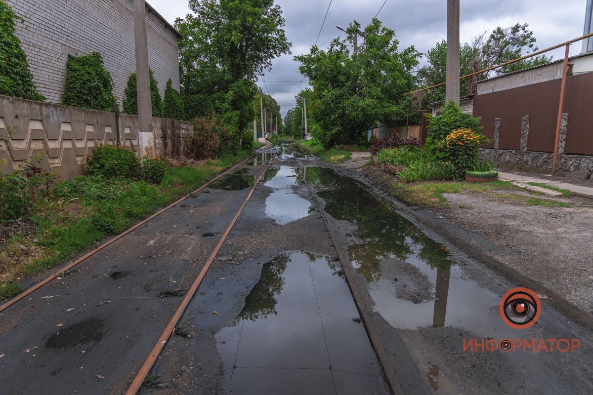В Днепре на Бердянской прорвало коллектор: нечистоты залили рельсы и частные дома 20
