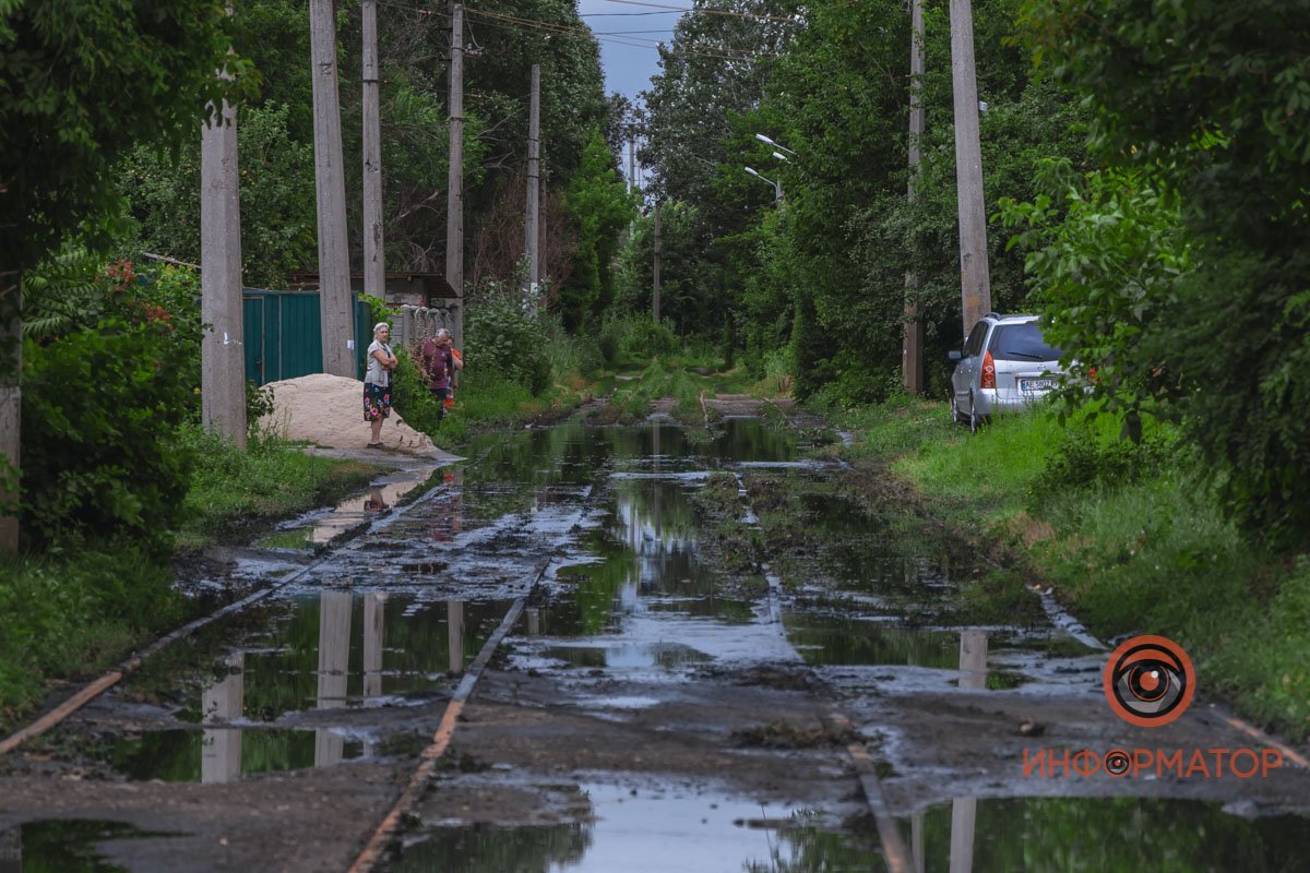 В Днепре на Бердянской прорвало коллектор: нечистоты залили рельсы и частные дома 21
