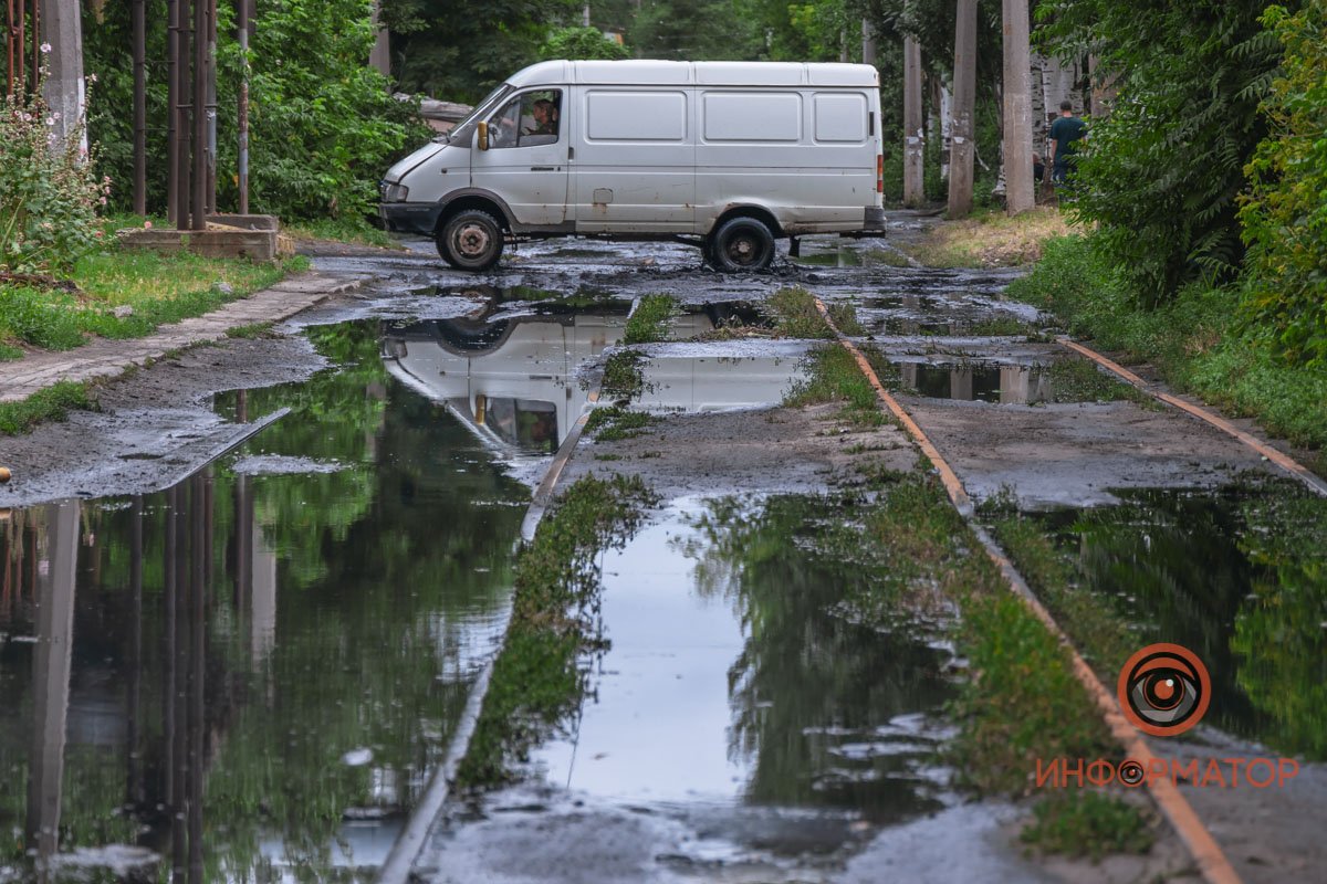 В Днепре на Бердянской прорвало коллектор: нечистоты залили рельсы и частные дома 22