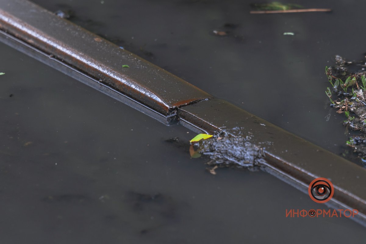 В Днепре на Бердянской прорвало коллектор: нечистоты залили рельсы и частные дома 23