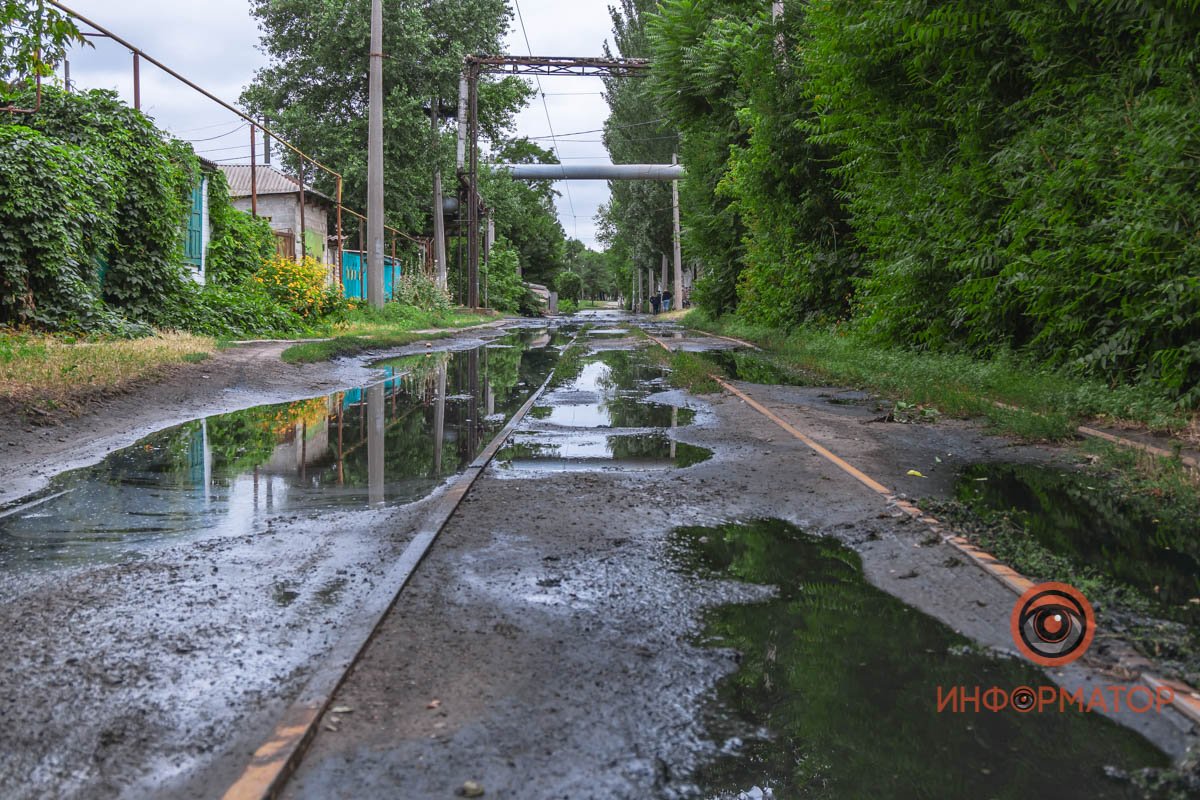 В Днепре на Бердянской прорвало коллектор: нечистоты залили рельсы и частные дома 24