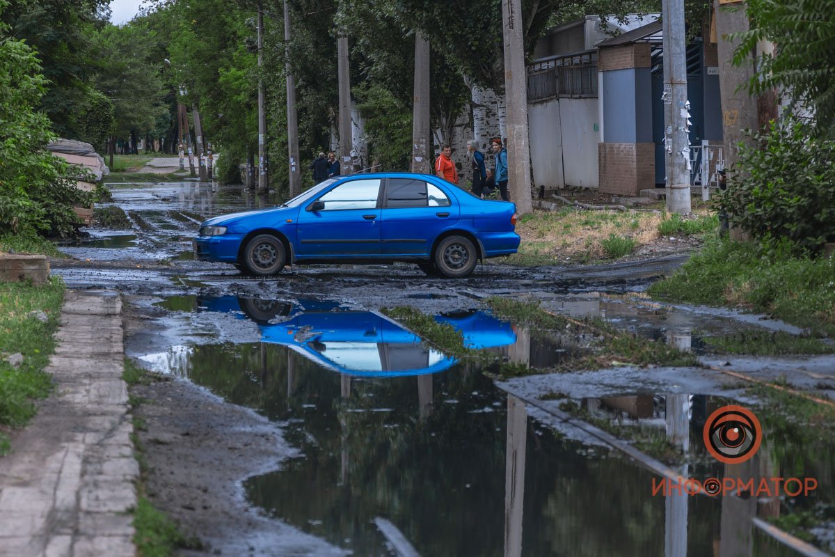 В Днепре на Бердянской прорвало коллектор: нечистоты залили рельсы и частные дома 25