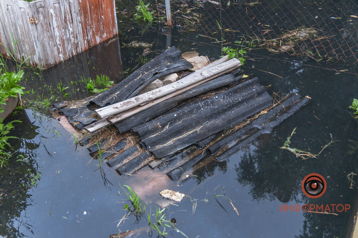 В Днепре на Бердянской прорвало коллектор: нечистоты залили рельсы и частные дома 26