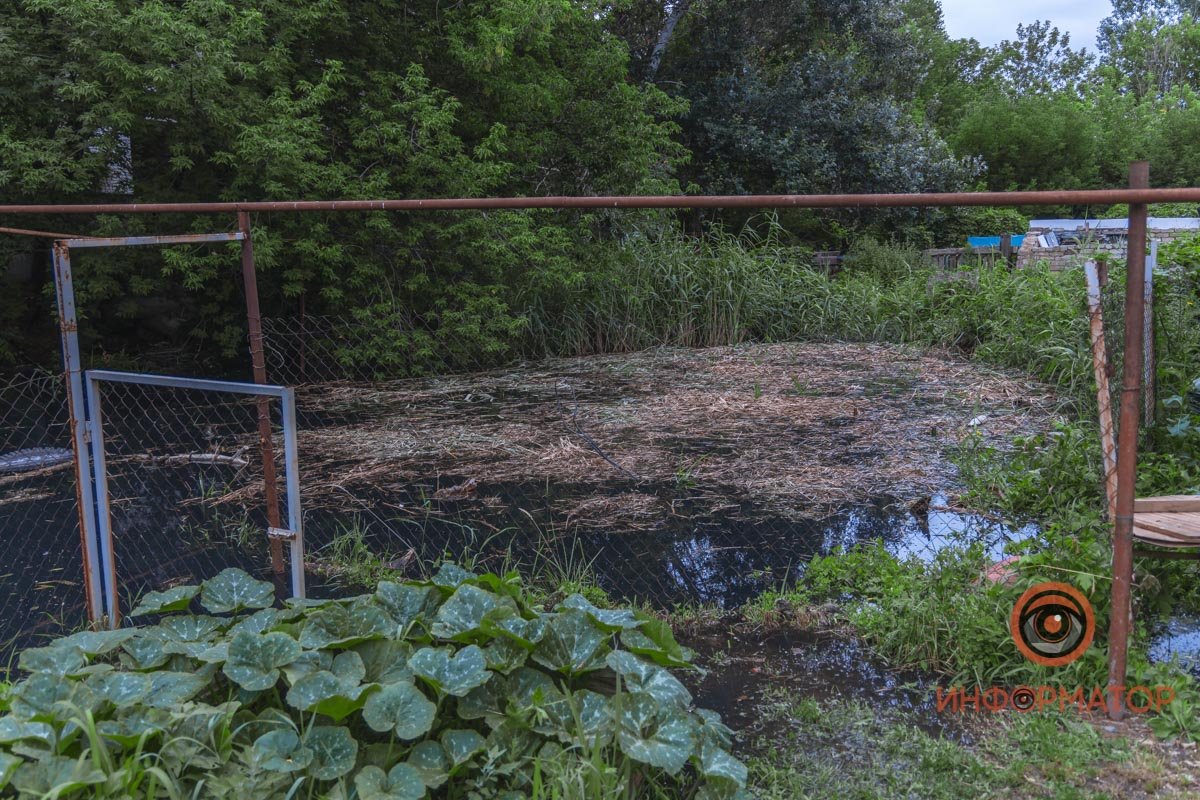 В Днепре на Бердянской прорвало коллектор: нечистоты залили рельсы и частные дома 27