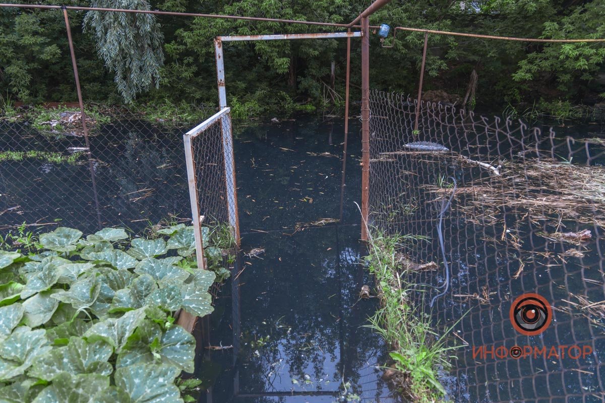 В Днепре на Бердянской прорвало коллектор: нечистоты залили рельсы и частные дома 28