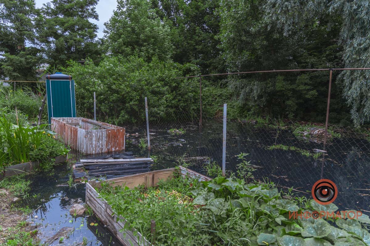 В Днепре на Бердянской прорвало коллектор: нечистоты залили рельсы и частные дома 29