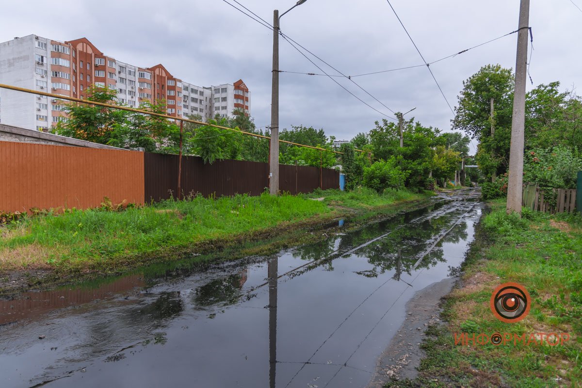 В Днепре на Бердянской прорвало коллектор: нечистоты залили рельсы и частные дома 30