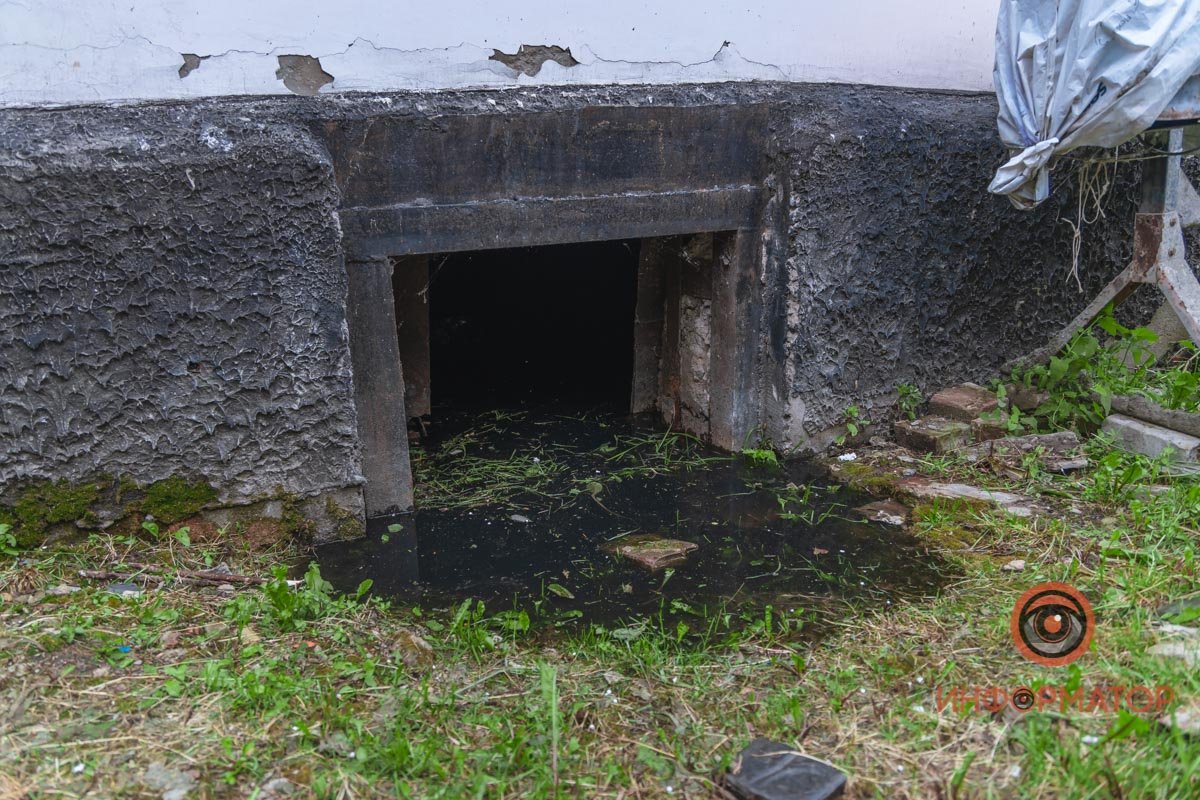 В Днепре на Бердянской прорвало коллектор: нечистоты залили рельсы и частные дома 31