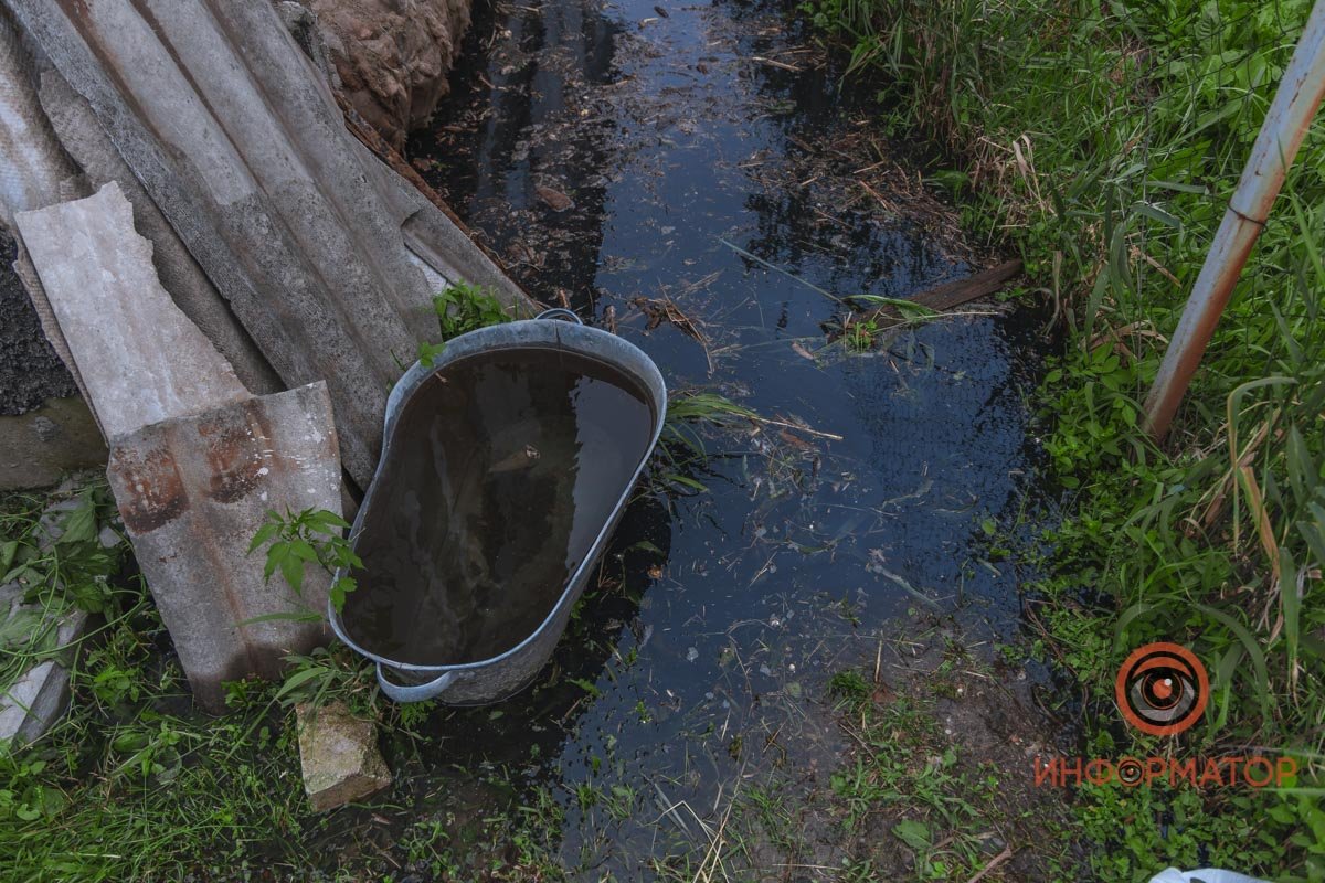 В Днепре на Бердянской прорвало коллектор: нечистоты залили рельсы и частные дома 32