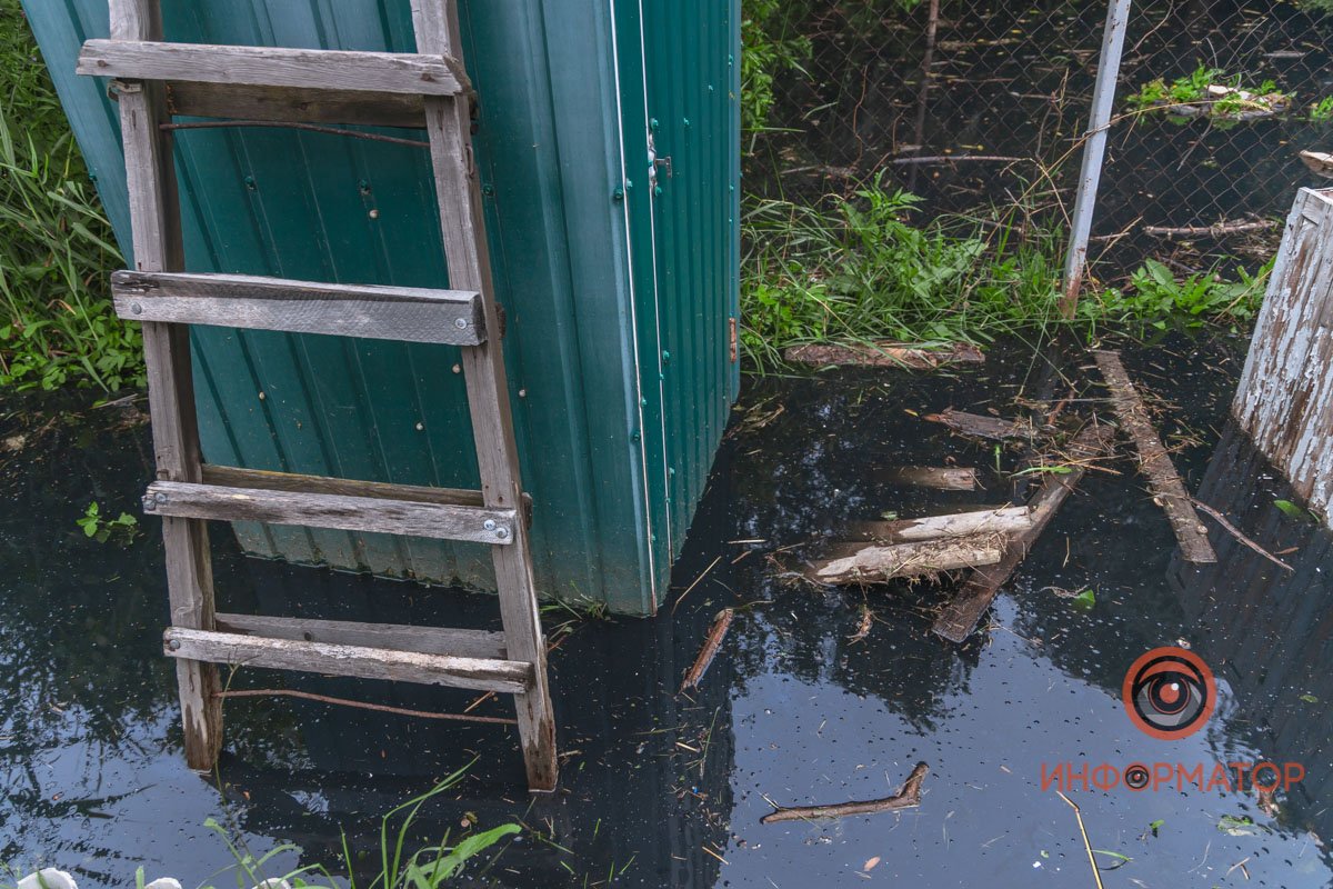 В Днепре на Бердянской прорвало коллектор: нечистоты залили рельсы и частные дома 33