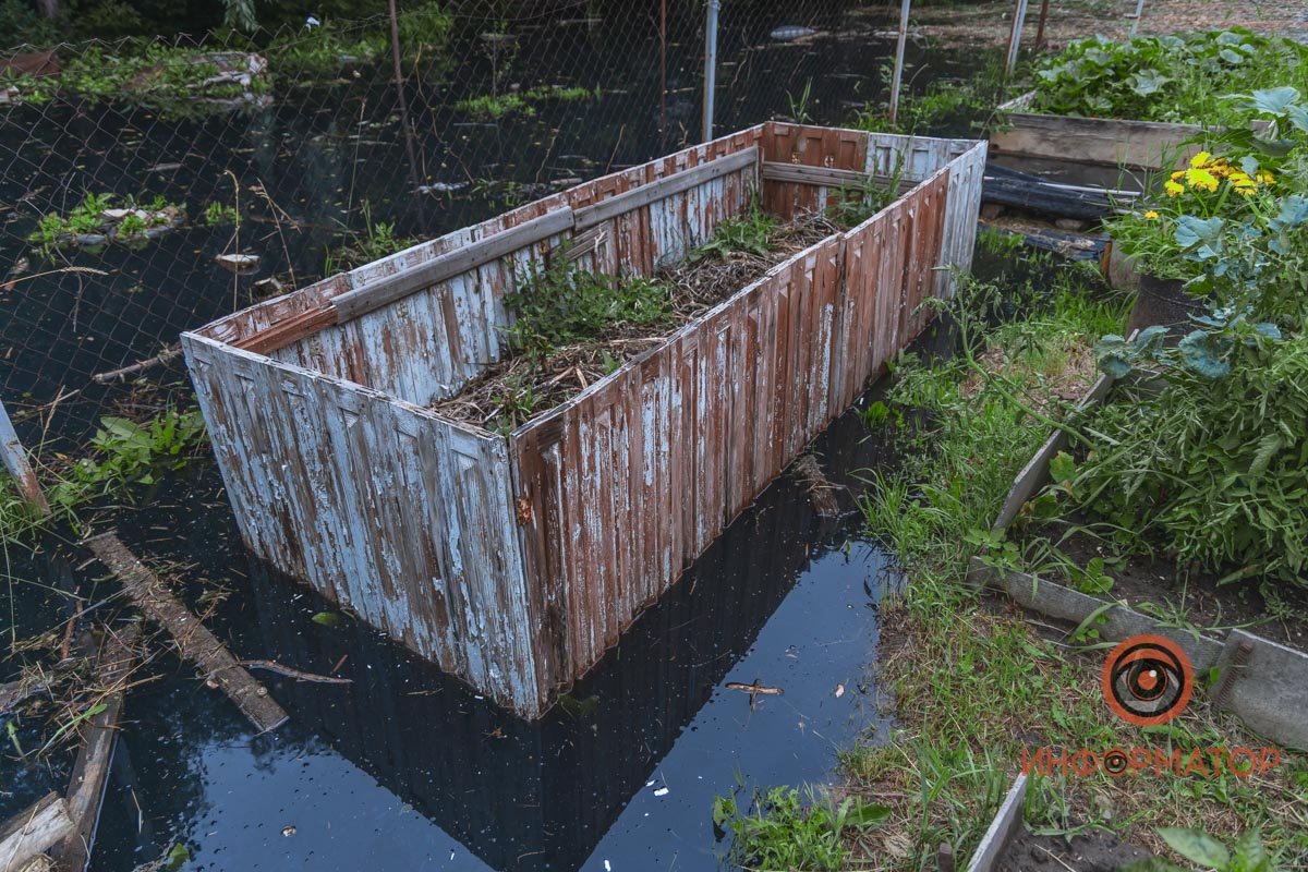 В Днепре на Бердянской прорвало коллектор: нечистоты залили рельсы и частные дома 35