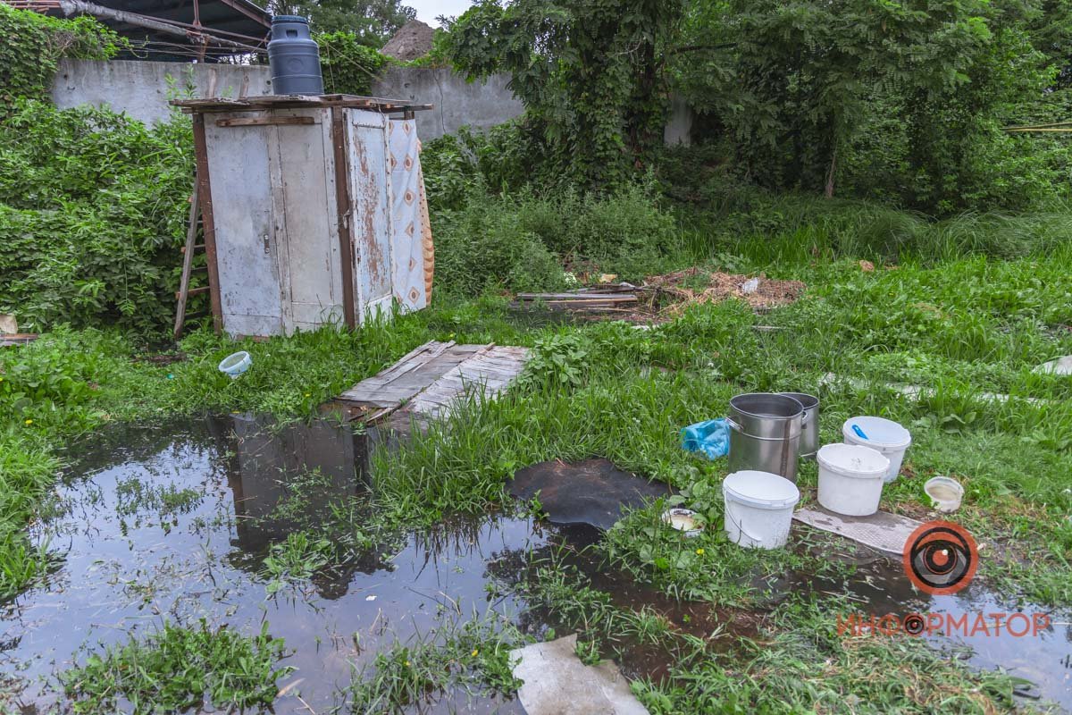 В Днепре на Бердянской прорвало коллектор: нечистоты залили рельсы и частные дома 36