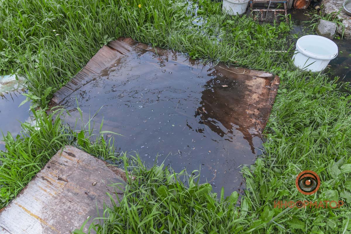 В Днепре на Бердянской прорвало коллектор: нечистоты залили рельсы и частные дома 37