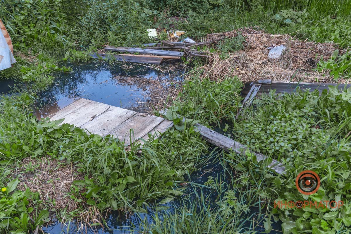 В Днепре на Бердянской прорвало коллектор: нечистоты залили рельсы и частные дома 38
