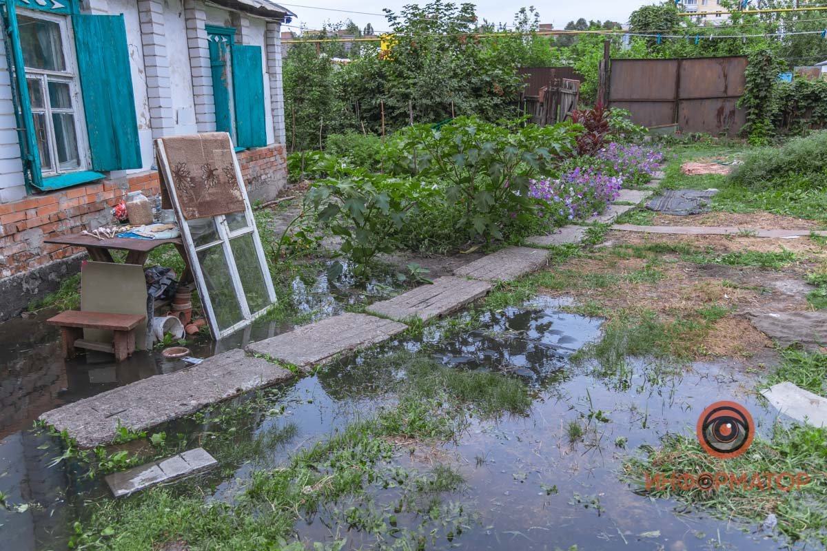 В Днепре на Бердянской прорвало коллектор: нечистоты залили рельсы и частные дома 39