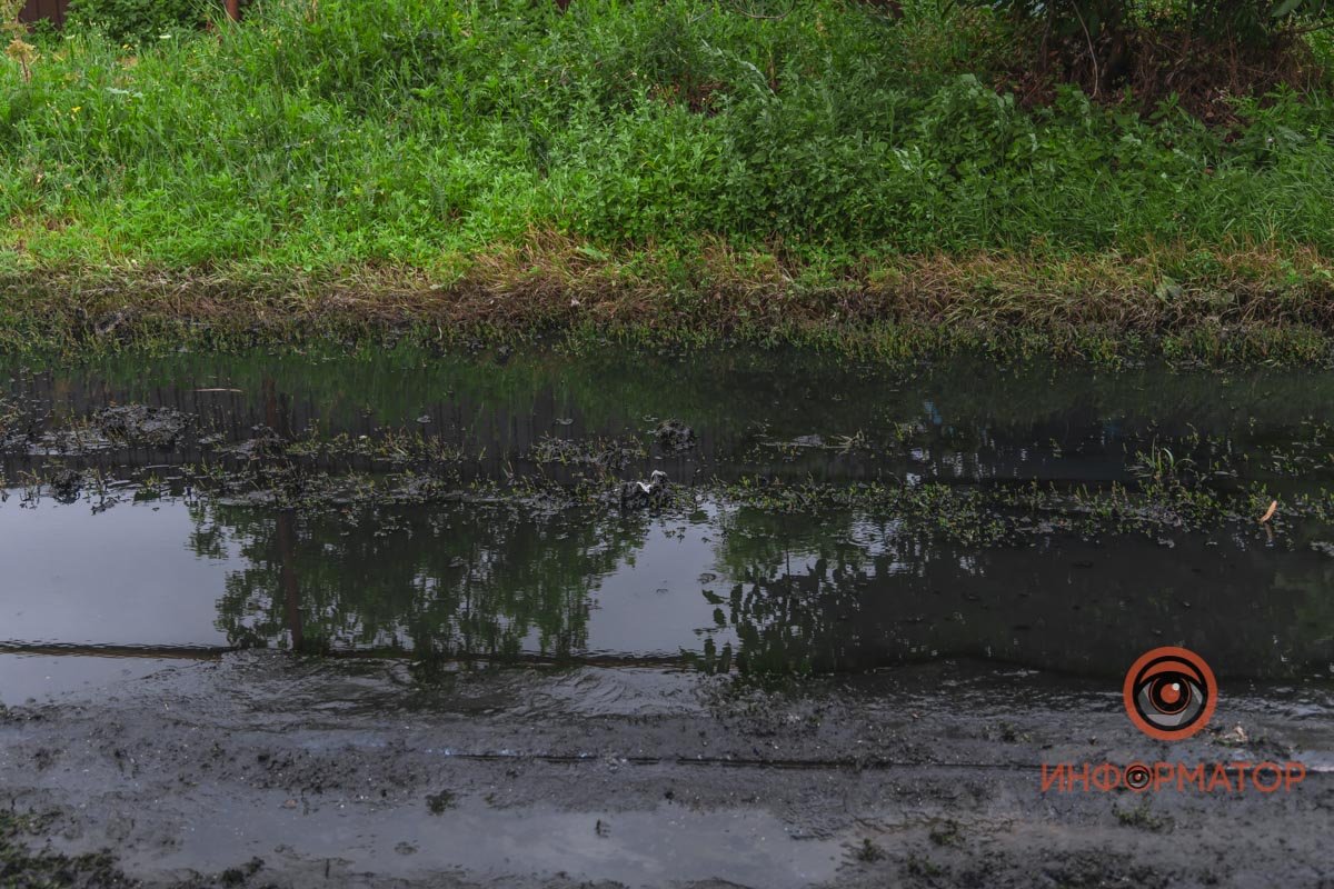 В Днепре на Бердянской прорвало коллектор: нечистоты залили рельсы и частные дома 40