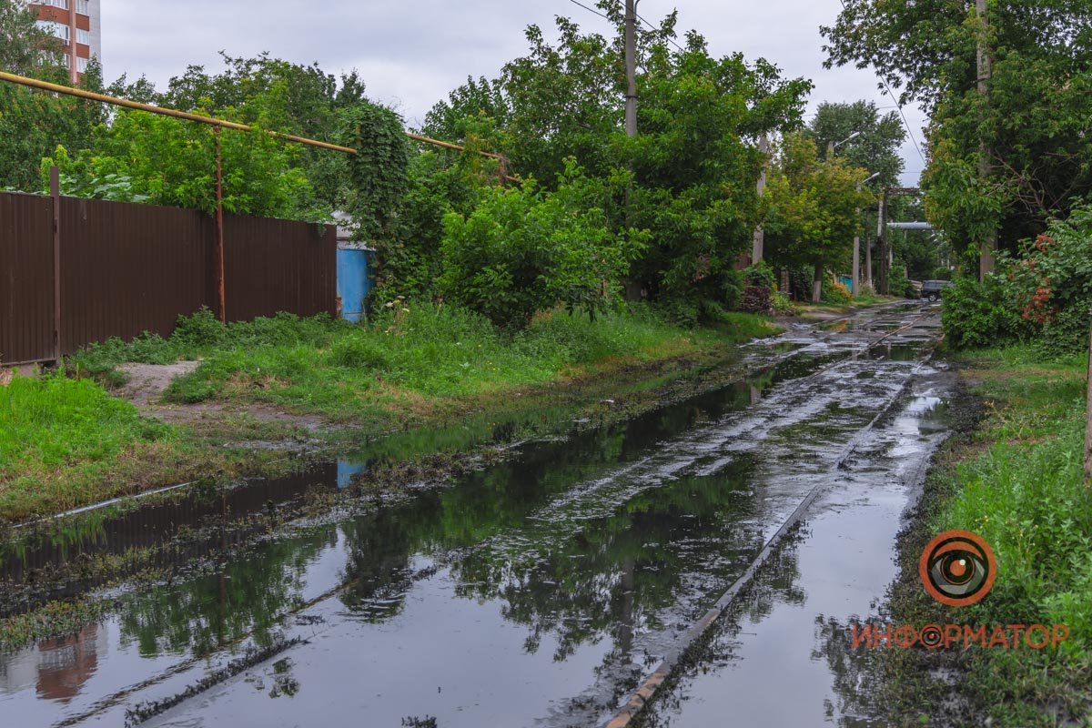 В Днепре на Бердянской прорвало коллектор: нечистоты залили рельсы и частные дома 42