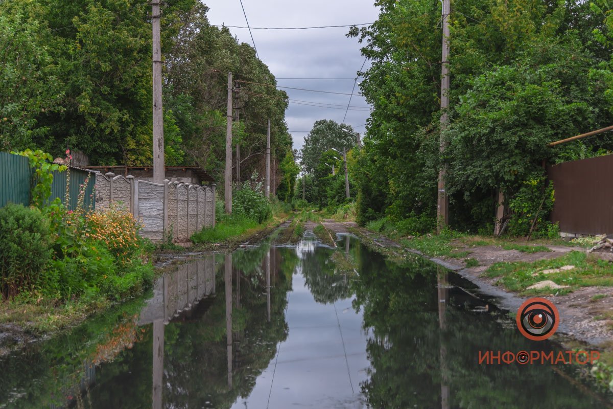 В Днепре на Бердянской прорвало коллектор: нечистоты залили рельсы и частные дома 43