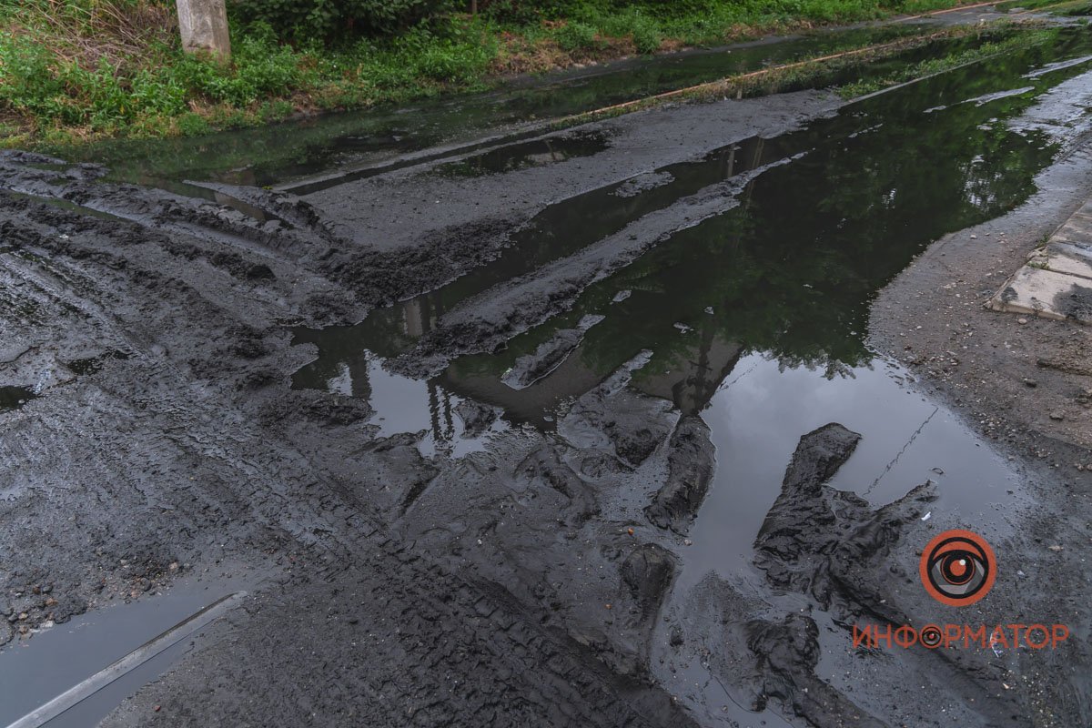 В Днепре на Бердянской прорвало коллектор: нечистоты залили рельсы и частные дома 44
