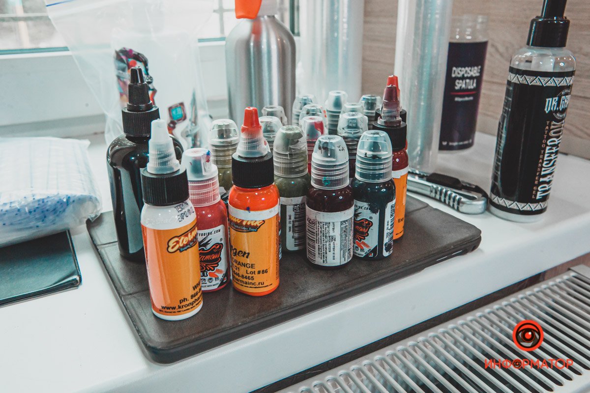 Набивал татуировки самому себе, "делал больно" близким и открыл салон: как стать известным тату-мастером в Днепре 1