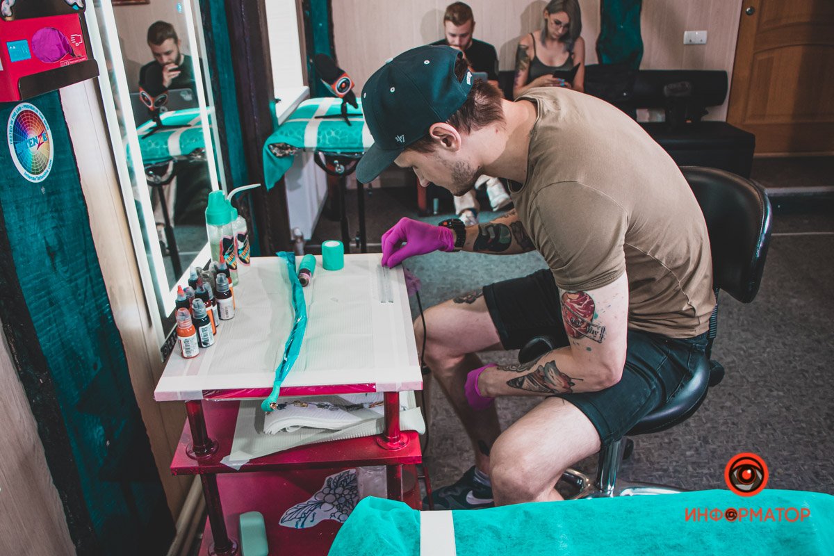Набивал татуировки самому себе, "делал больно" близким и открыл салон: как стать известным тату-мастером в Днепре 2