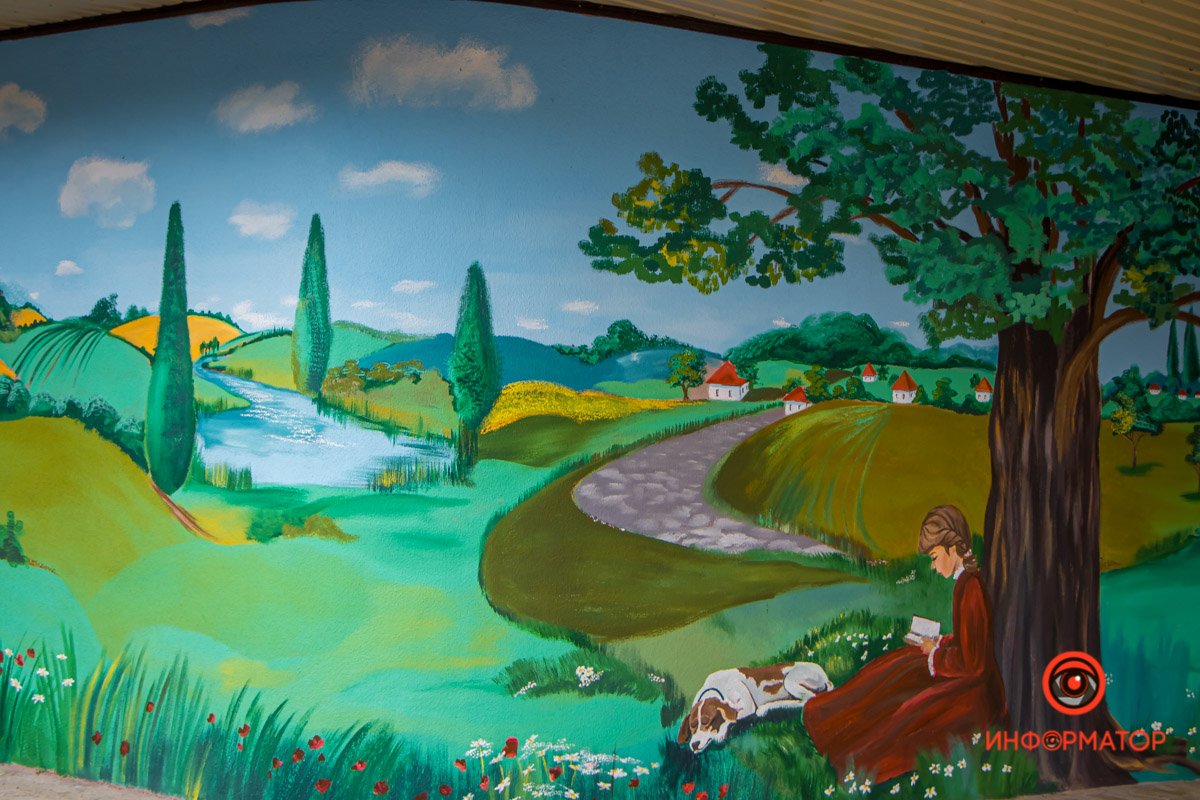 Свежие краски в рутинные будни: в Днепре создали новое граффити на подъезде 4