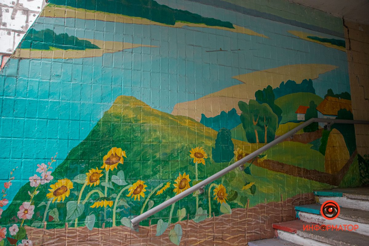 Свежие краски в рутинные будни: в Днепре создали новое граффити на подъезде 5
