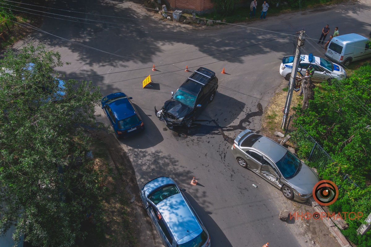 В Днепре на Моторной столкнулись Mitsubishi и Toyota: пострадала девушка 1
