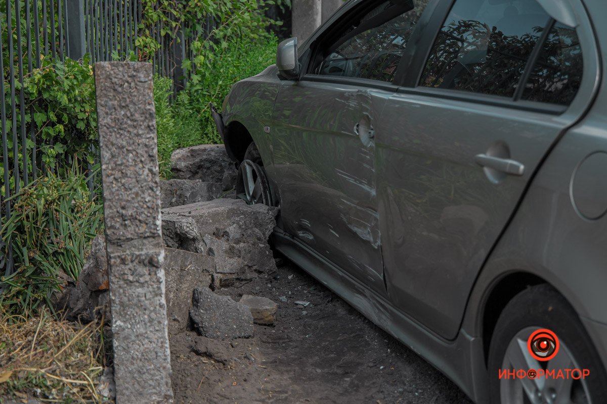 В Днепре на Моторной столкнулись Mitsubishi и Toyota: пострадала девушка 4