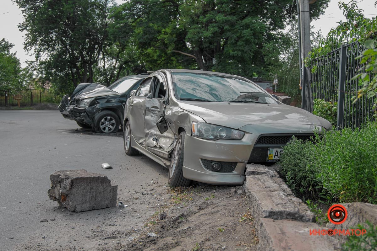 В Днепре на Моторной столкнулись Mitsubishi и Toyota: пострадала девушка 5