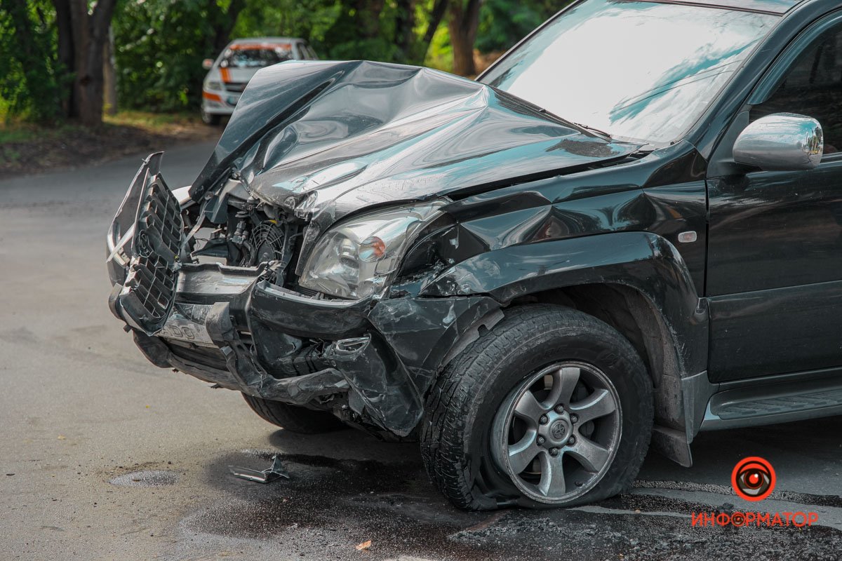 В Днепре на Моторной столкнулись Mitsubishi и Toyota: пострадала девушка 6