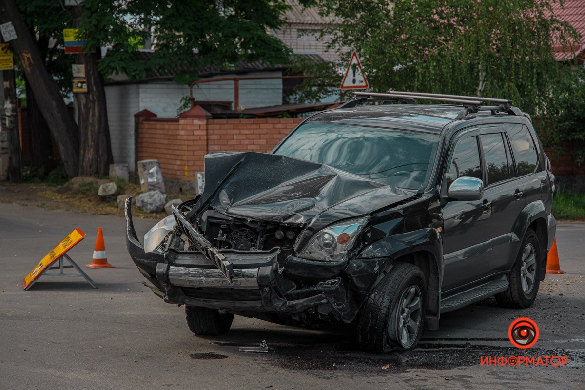 В Днепре на Моторной столкнулись Mitsubishi и Toyota: пострадала девушка 8