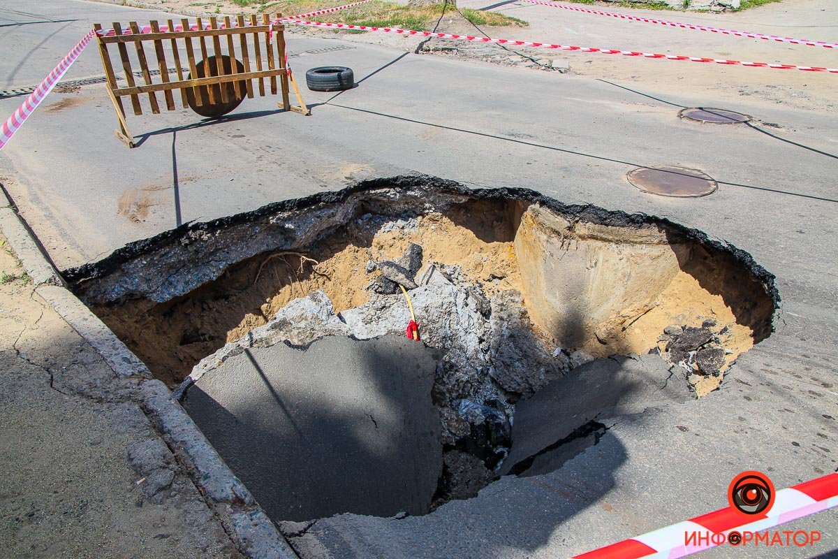 Глубина ямы - порядка двух метров Глубина ямы - порядка двух метров