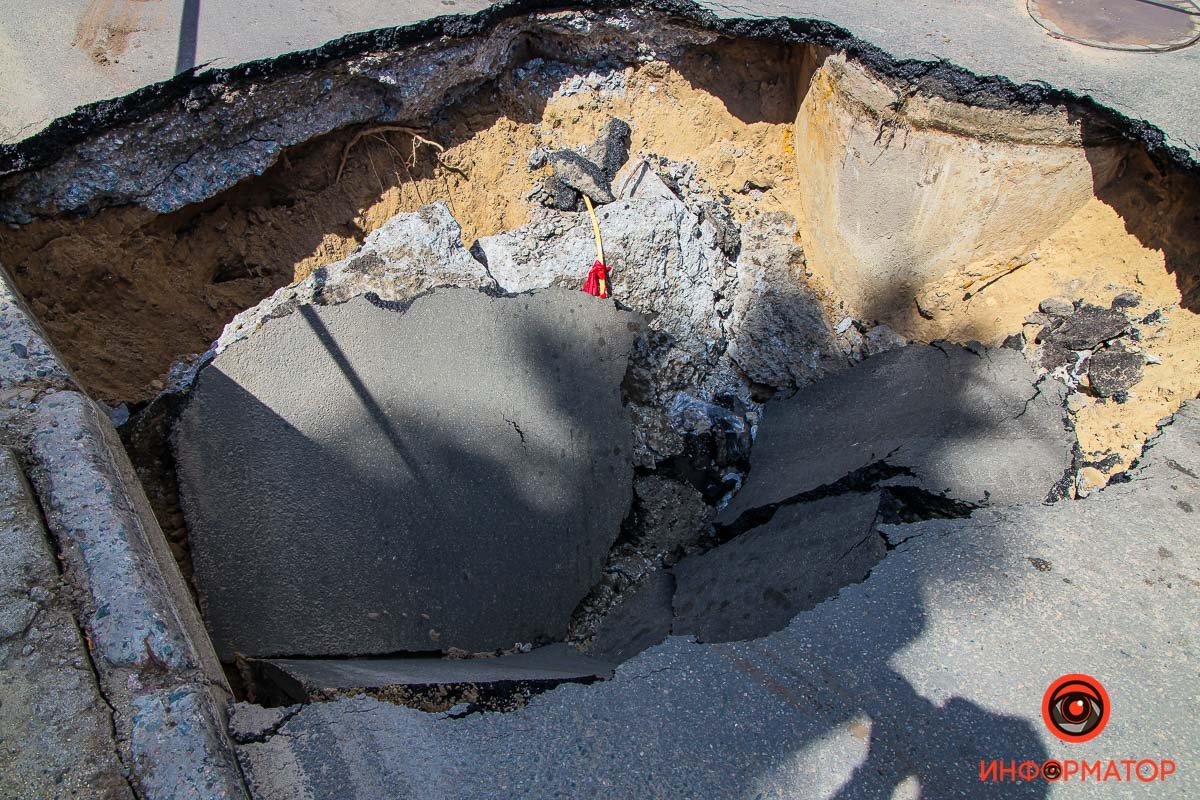 Со слов очевидцев, асфальт провалился после того, как там проехал грузовик Со слов очевидцев, асфальт провалился после того, как там проехал грузовик