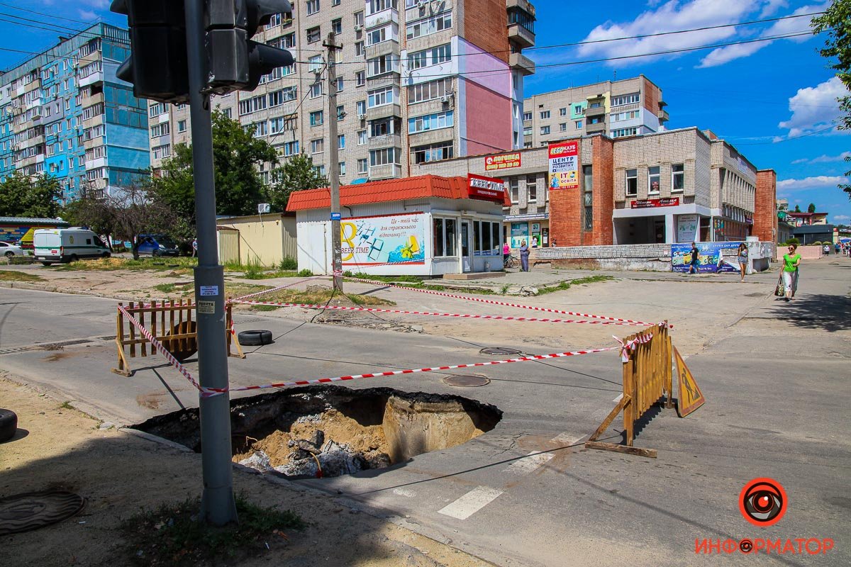 Аварийный участок дороги оградили сигнальными лентами Аварийный участок дороги оградили сигнальными лентами