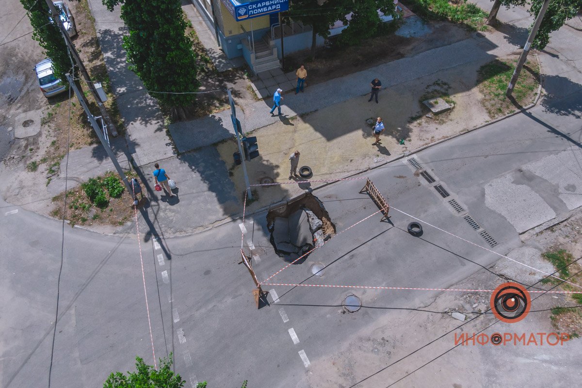 Сотрудники спецслужб работают на месте Сотрудники спецслужб работают на месте