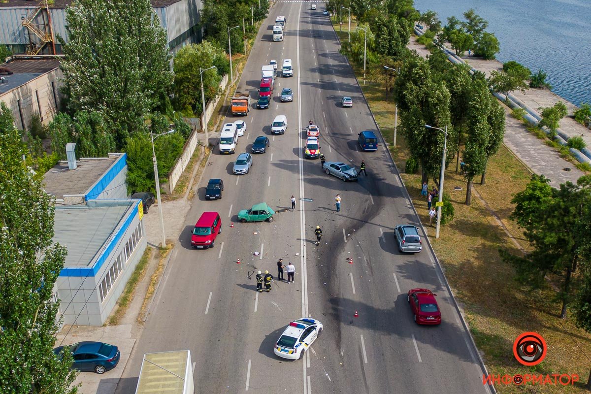 Проездные крайние правые полосы в обоих направлениях