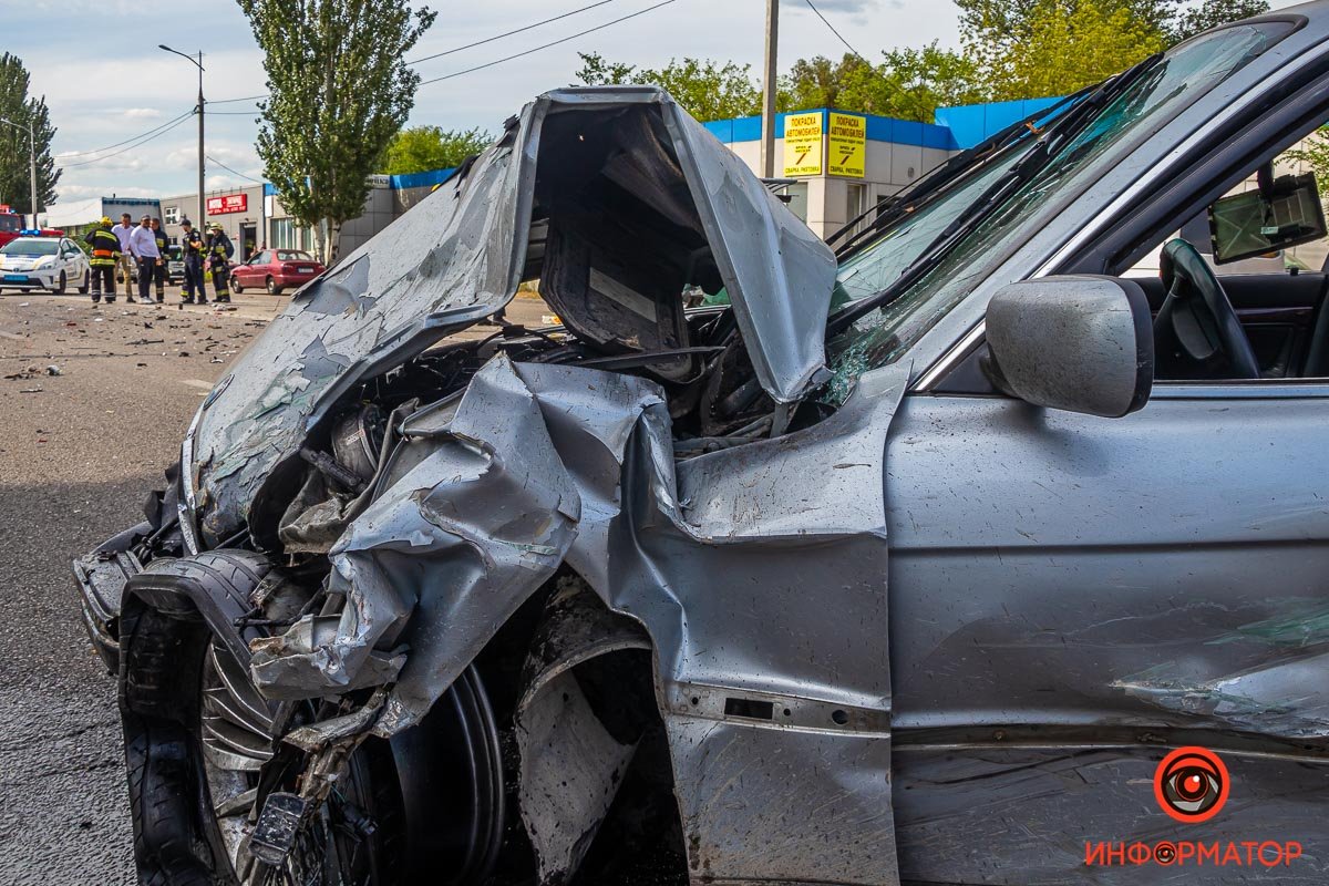 В Днепре на Маршала Малиновского столкнулись BMW и ВАЗ: пострадали мужчина  и 4-летний ребенок