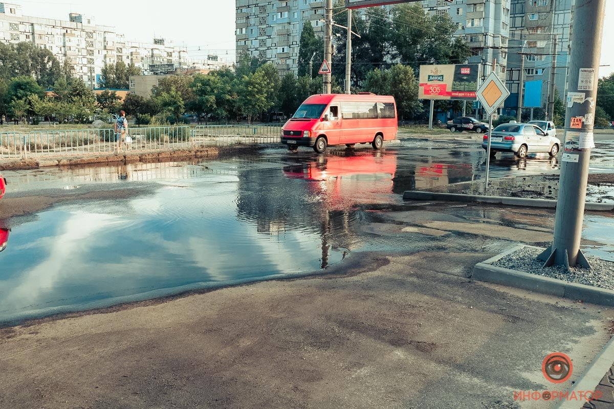 Вода разлилась на несколько десятков метров по проспекту Мира Вода разлилась на несколько десятков метров по проспекту Мира