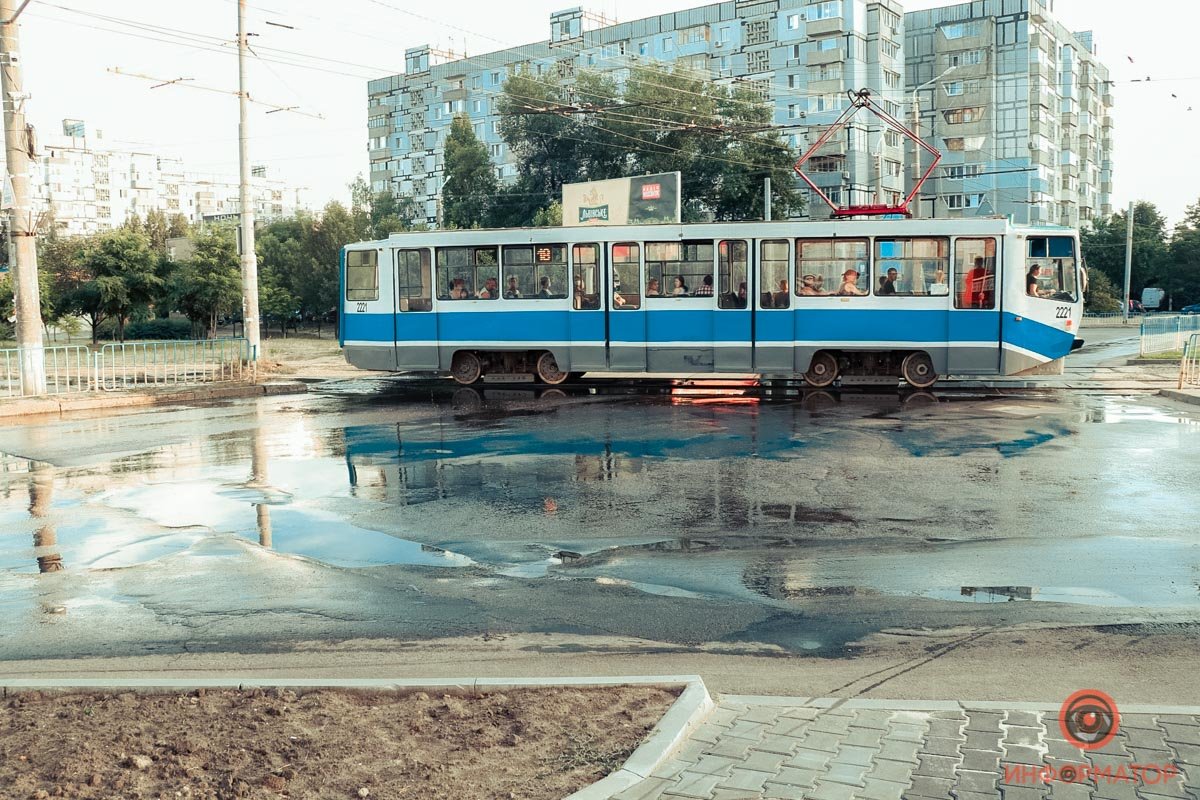 Ручьи бегут по всей проезжей части Ручьи бегут по всей проезжей части