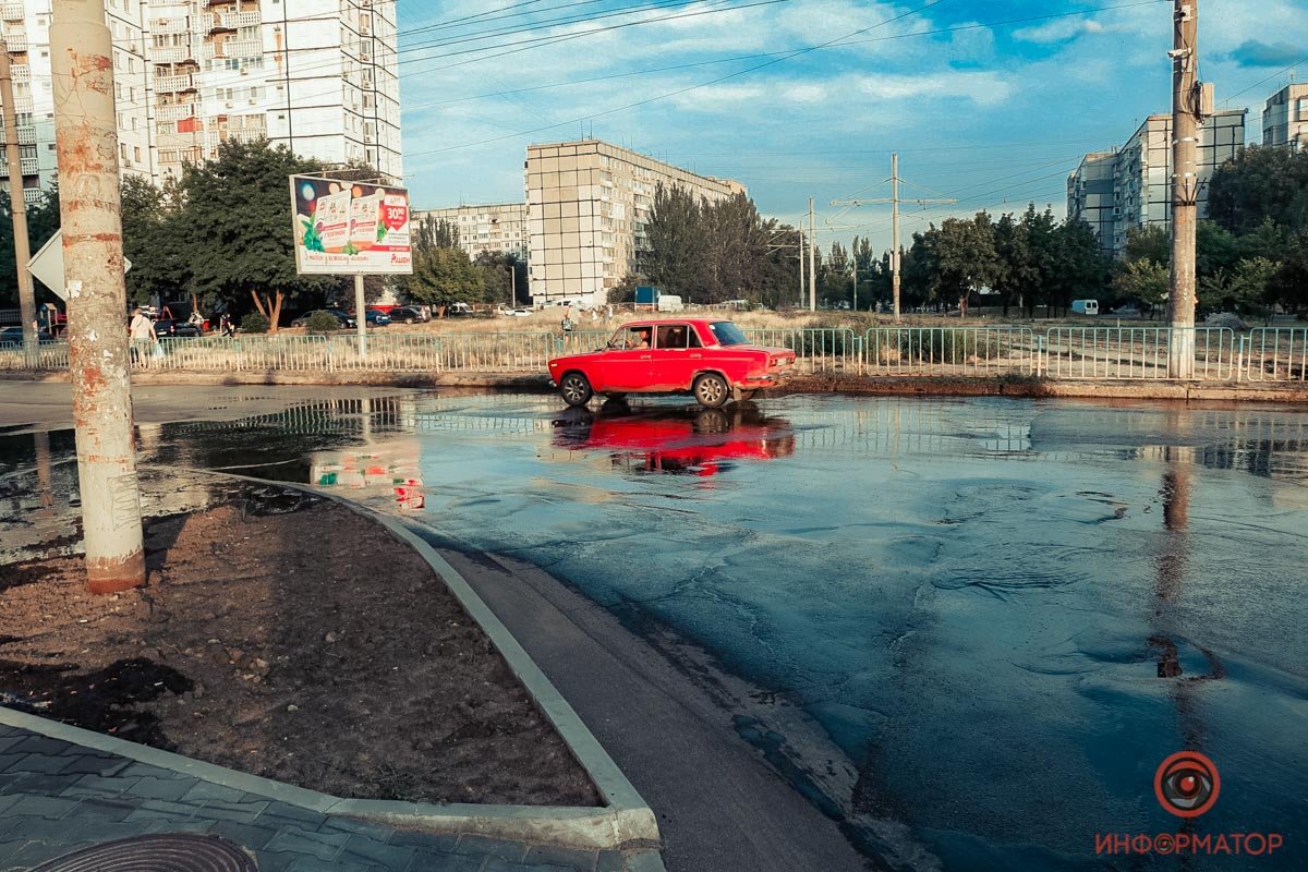 Водителям следует быть аккуратнее на скользкой дороге Водителям следует быть аккуратнее на скользкой дороге