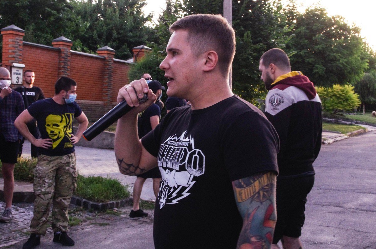 В Днепре больше сотни человек пришли с пикетом под дом Геннадия Гуфмана 1